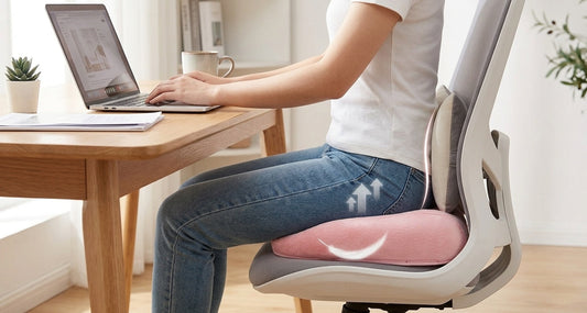 Sitzt du täglich stundenlang? Warum langes Sitzen deinen Rücken belastet und was du dagegen tun kannst.